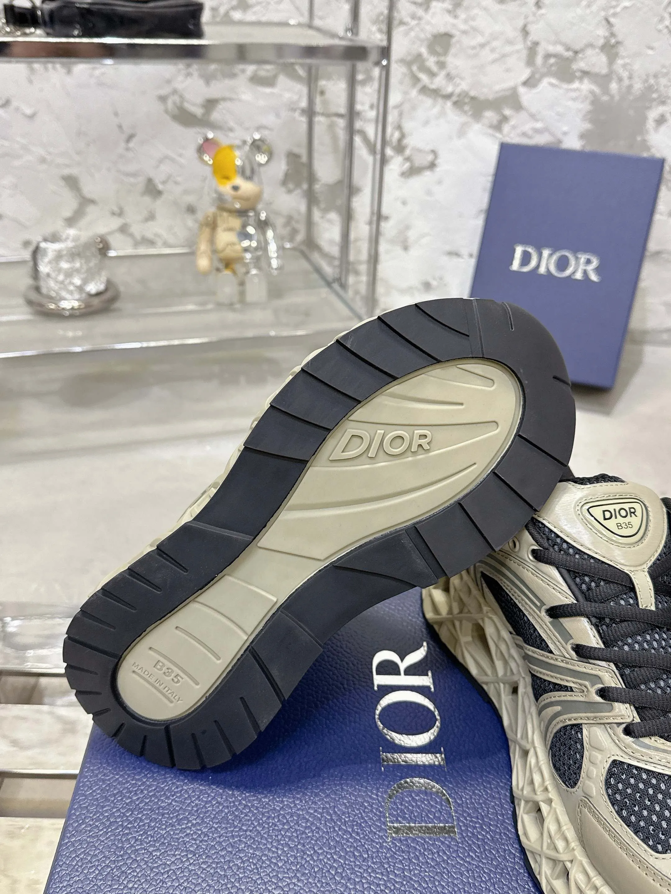 Factory price 780💰 Top version! ! ! Dior (B35) DIOR spring and summer men's wear show, the show was held at the Valle de Grasse School in Paris. Kim Jones drew inspiration from the works of South African artist Hylton Nel. The details of the shoes, clog soles and tribal elements, cleverly blended luxury craftsmanship and practicality, with fresh childishness and bright temperament, creating a new season hot spot. Dior KAWA Dior co-branded casual sports shoes reinterpret running shoes with Dior's high-end style. B35 is made of fine-textured leather and mesh fabric materials. It can be worn in all seasons, is comfortable and breathable, and has multiple lines on the shoe body to outline details. It has a full retro three-dimensional feel and can create a casual look all year round! Fabric: Cowhide/customized cloth material Lining: Imported breathable mesh Outsole: Original molded outsole Size: 39-46 (customized at 45.46)